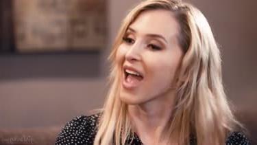 Η Horny Bitch θέλει να τρίψει τα δικά της μεγάλα titties και επίσης τη σφιχτή τρύπα της